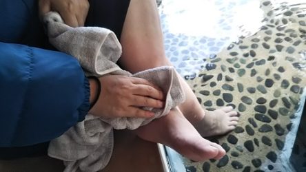 足をタオルで拭いている写真